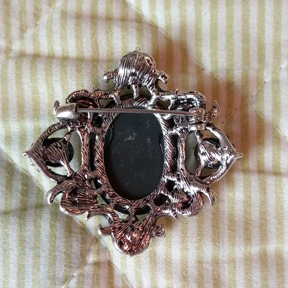 🆕 Silver/Gray Cameo Brooch Pin - Picture 3 of 3